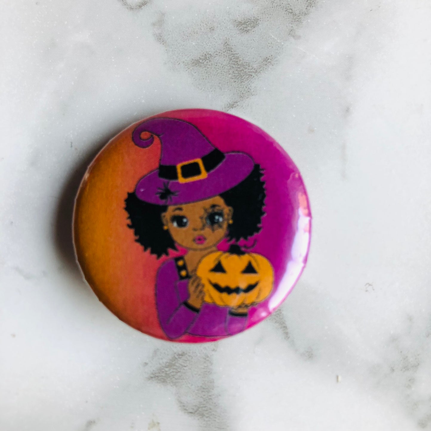Bouton pinback d’Halloween de citrouille de fille noire