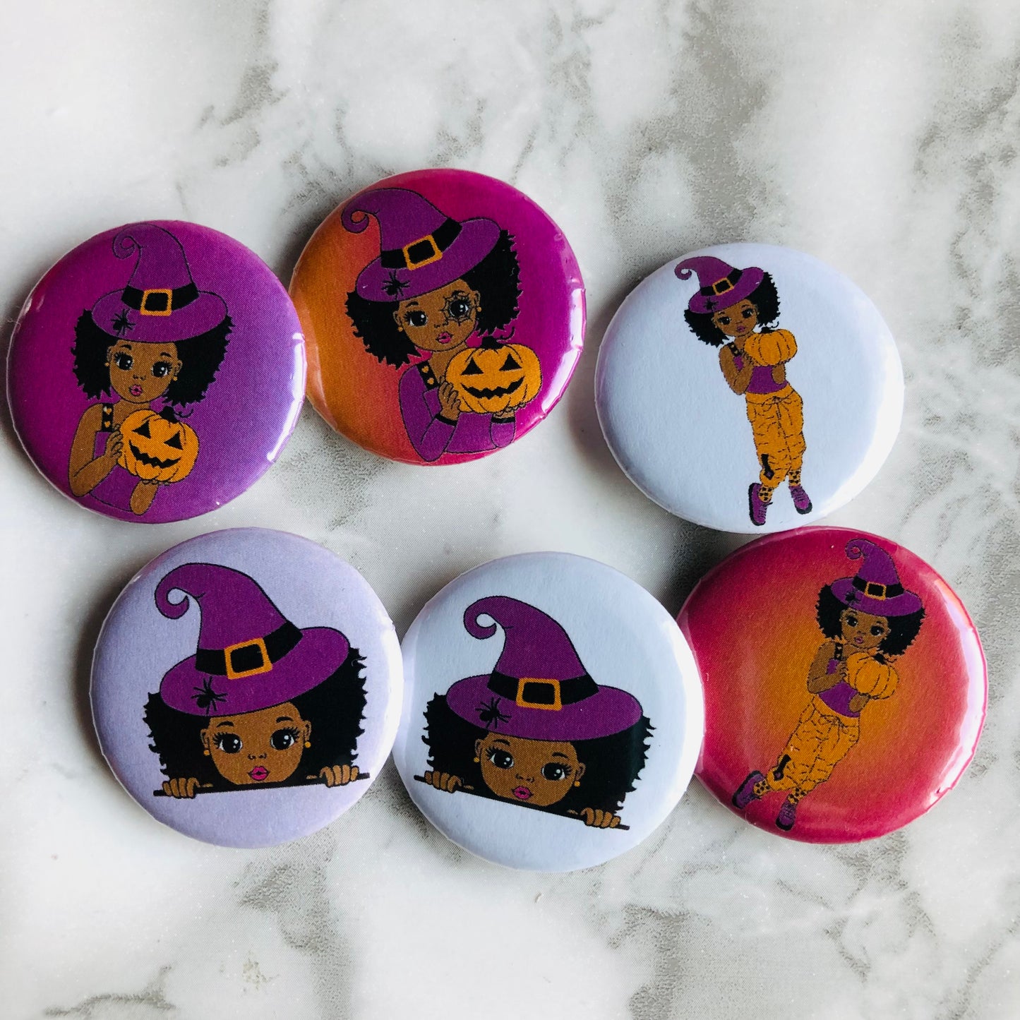 Bouton pinback d’Halloween de citrouille de fille noire
