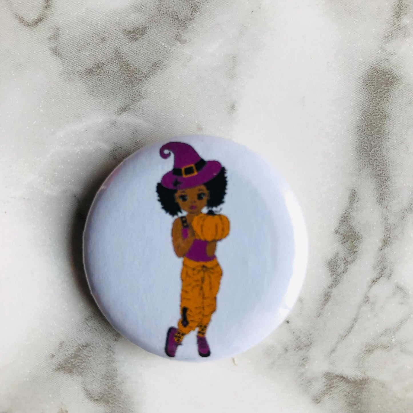 Bouton pinback d’Halloween de citrouille de fille noire