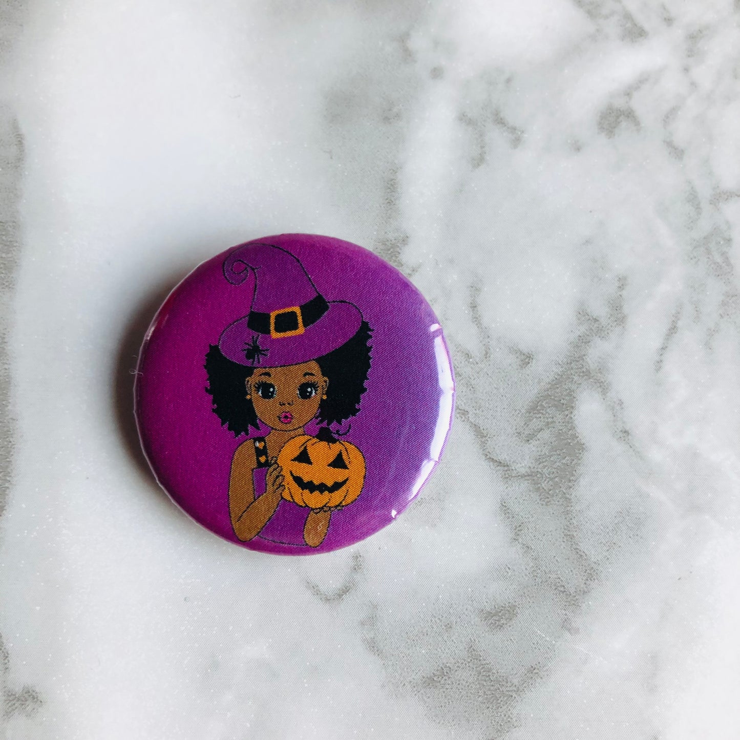 Bouton pinback d’Halloween de citrouille de fille noire