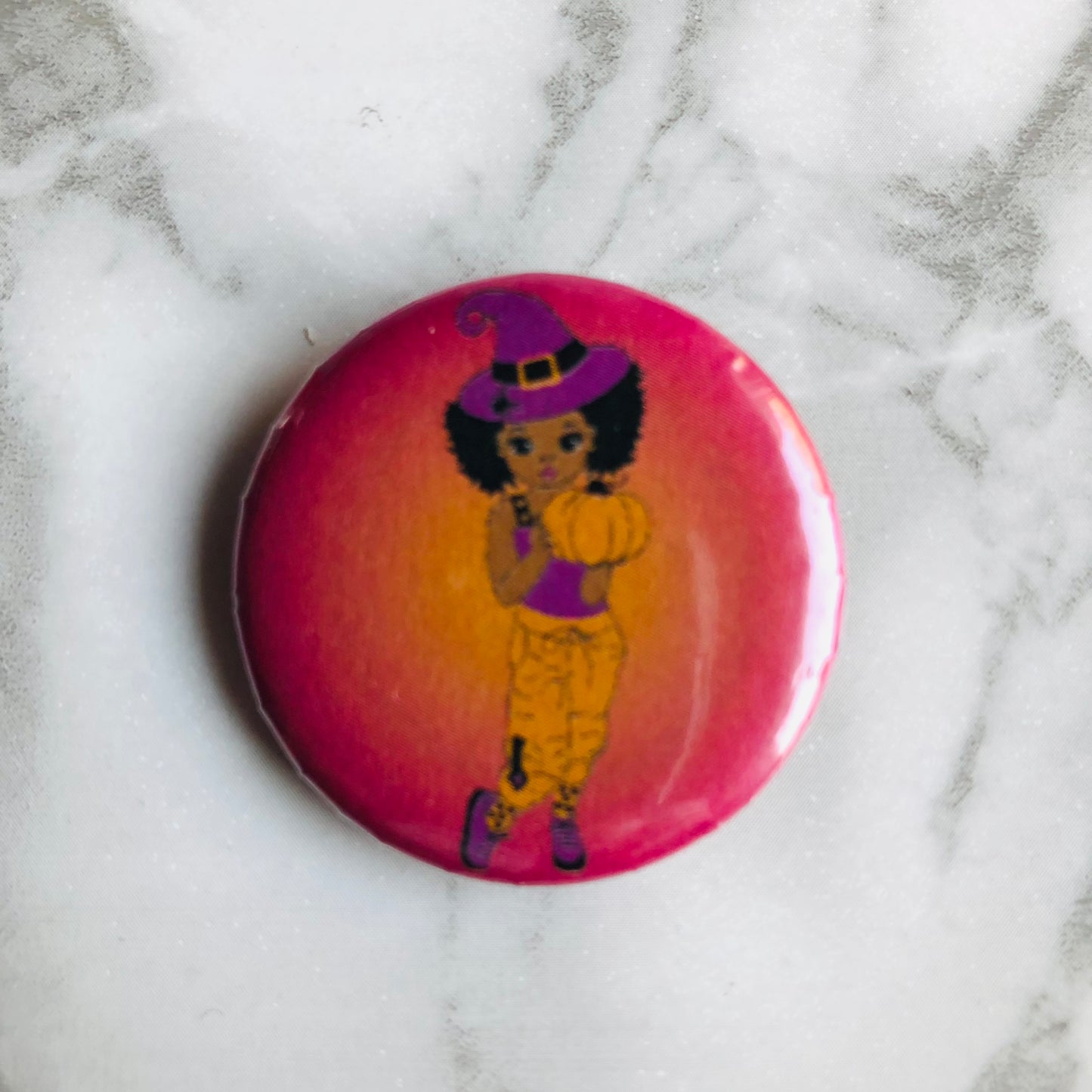 Bouton pinback d’Halloween de citrouille de fille noire