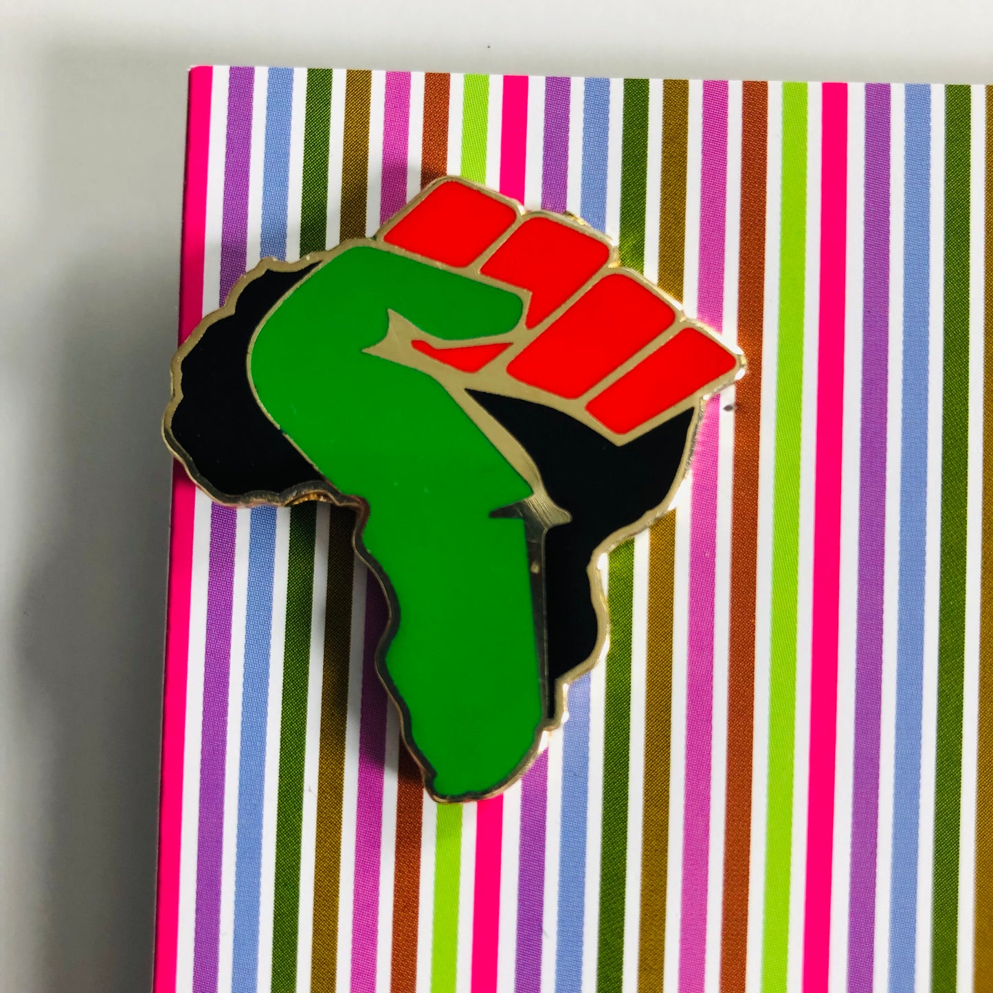 Épinglette poing serré