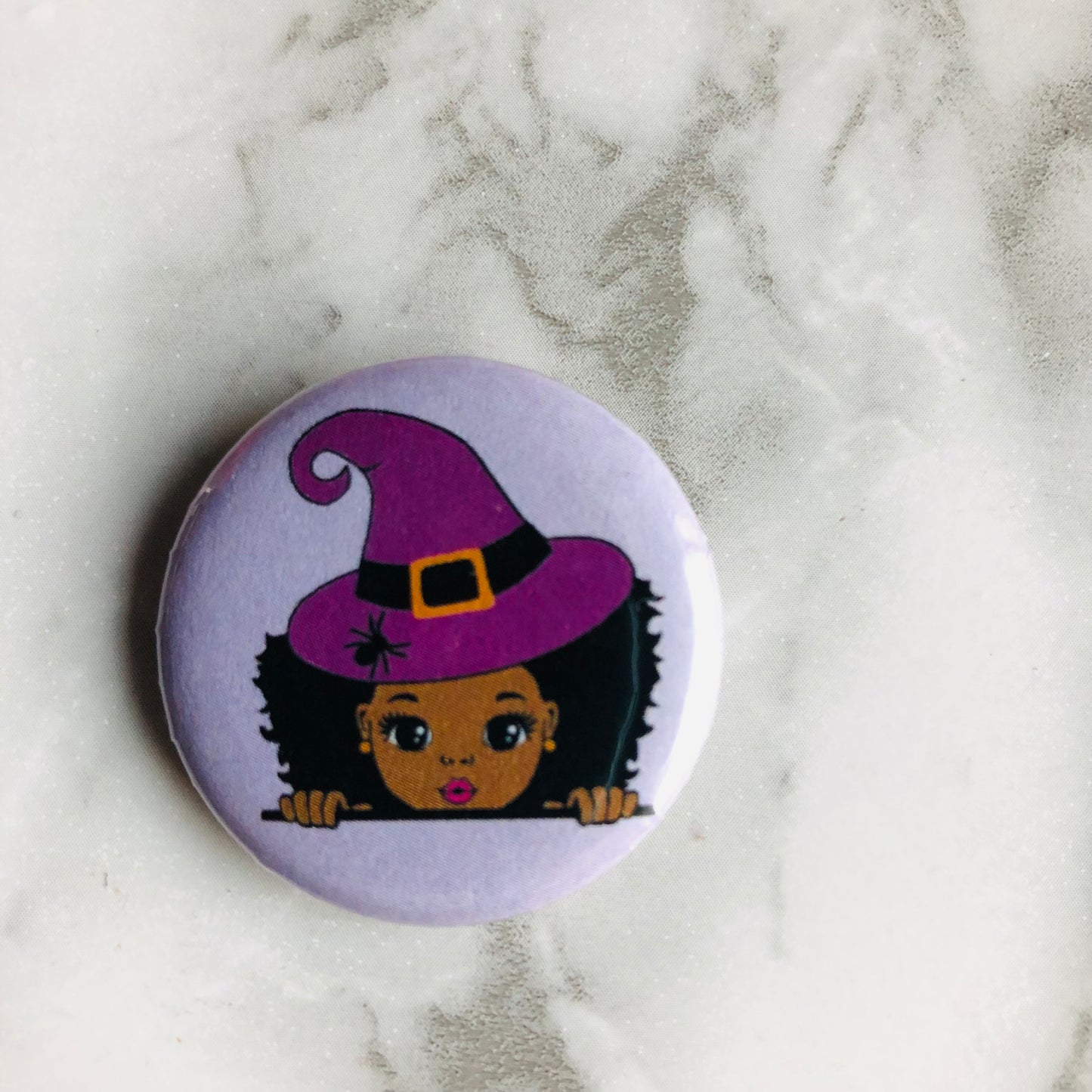 Bouton pinback d’Halloween de citrouille de fille noire